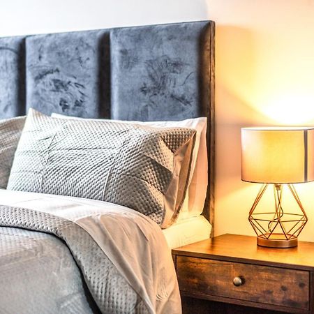 Luxury 2 Bedroom Apartment In Tower Hill 런던 외부 사진