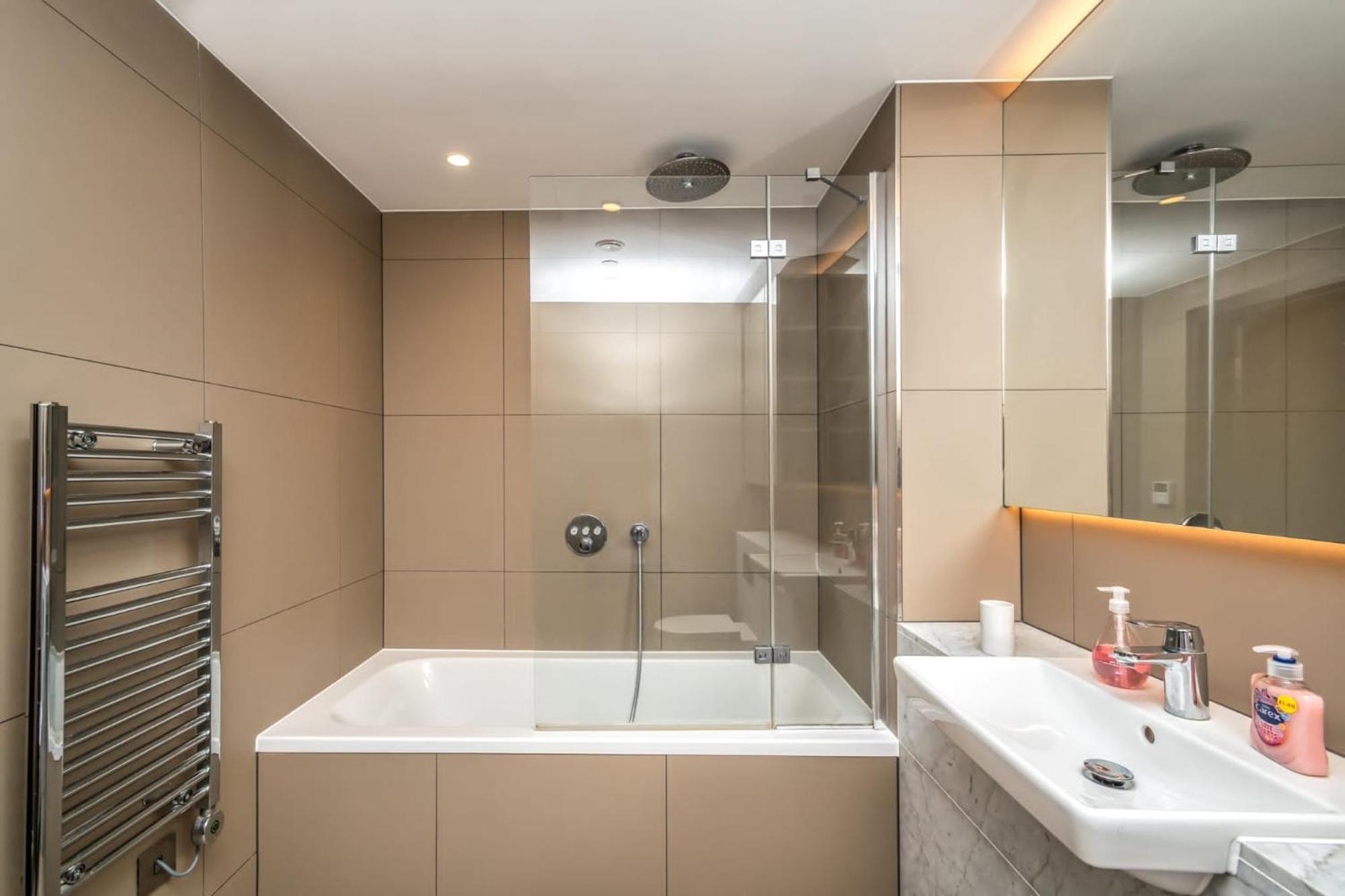 Luxury 2 Bedroom Apartment In Tower Hill 런던 외부 사진